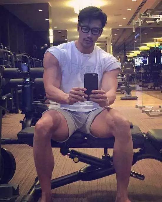 拍照健身房_健身自拍照_拍照健身动作图片